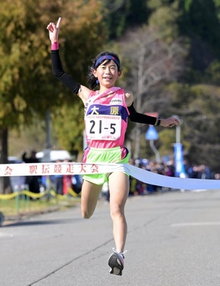 ゴールテープを切る大原のアンカー五十嵐遥花＝１８日、豊岡市日高町（撮影・斎藤雅志）