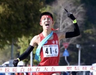 フィニッシュする安室のアンカー中村心音＝１８日、豊岡市日高町（撮影・斎藤雅志）