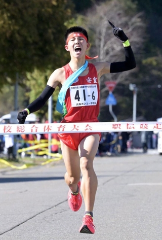 フィニッシュする安室のアンカー中村心音＝１８日、豊岡市日高町（撮影・斎藤雅志）