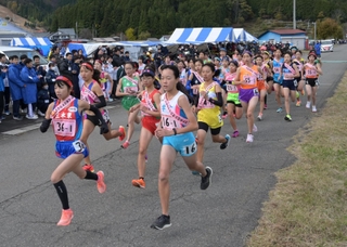 一斉にスタートする女子選手たち＝１８日午前、豊岡氏日高町（撮影・斎藤雅志）