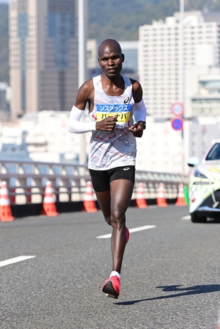 神戸大橋を先頭で通過するバーナバ・キプコエチ＝１９日午前、神戸市中央区（撮影・中西幸大）