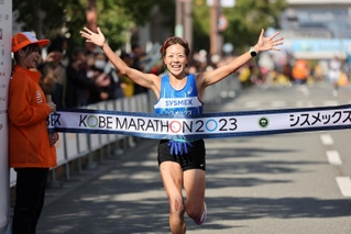 女子　トップでゴールする堀江美里＝１９日午前、神戸市中央区（撮影・小林良多）