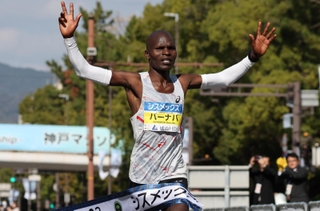 両手を上げてフィニッシュするバーナバ・キプコエチ