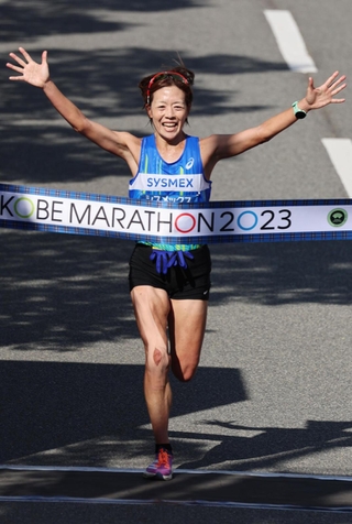 初優勝を飾り、笑顔でフィニッシュする堀江美里（撮影・笠原次郎）