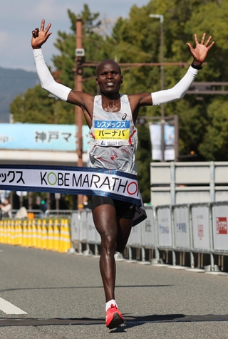 両手を上げてフィニッシュするバーナバ・キプコエチ
