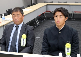 オンラインによる抽選会を見守る神戸弘陵の岡未来主将（右）と谷純一監督＝神戸市中央区、サンテレビ