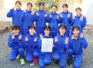 初の近畿大会出場を決め、「カコトンピース」で喜びを表現する女子加古川東の選手たち＝丹波篠山市の篠山鳳鳴高
