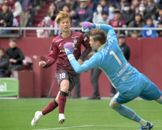 神戸-名古屋　前半、先制のゴールを挙げる神戸の井出（撮影・風斗雅博）