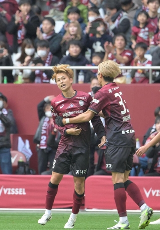 神戸-名古屋　前半、先制のゴールを挙げ、喜ぶ神戸の井出（中央）＝撮影・風斗雅博