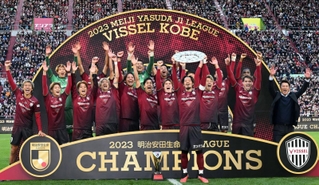 シャーレを掲げ、優勝を喜ぶ神戸の選手たち＝２５日午後、神戸市兵庫区、ノエビアスタジアム神戸（撮影・風斗雅博）