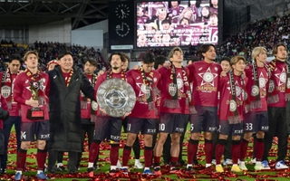サポーターと一緒に神戸賛歌を歌う神戸の選手ら＝２５日午後、神戸市兵庫区御崎町１、ノエビアスタジアム神戸（撮影・中西幸大）