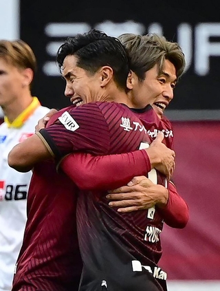 神戸-名古屋　初優勝を決め、抱き合う大迫（右）と武藤（撮影・中西幸大）