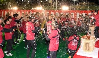 優勝を祝ってビールかけをする神戸の選手ら＝神戸市内（撮影・斎藤雅志）