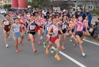 勢いよくスタートを切る女子の選手たち＝２６日午前、南あわじ市のおのころ島神社（撮影・風斗雅博）