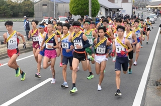 勢いよくスタートを切る男子の選手たち＝２６日午前、南あわじ市のおのころ島神社（撮影・風斗雅博）