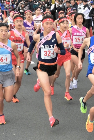 力強くスタートする女子・西脇工の１区塩崎彩理（中央）＝撮影・風斗雅博