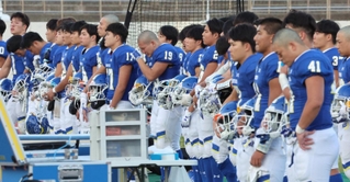 関大に惜敗し、肩を落とす関学大の選手たち＝大阪府吹田市、万博記念競技場（撮影・笠原次郎）