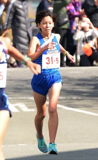 ３位でフィニッシュする女子・須磨学園のアンカー生田翠（撮影・風斗雅博）