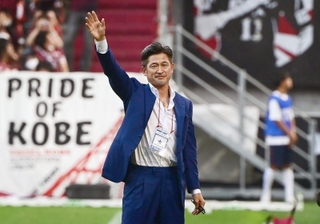 神戸からの退団を表明したイニエスタに会うため、ノエビアスタジアム神戸を訪れた三浦知良＝６月18日 