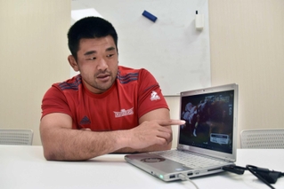 Ｗ杯のスクラムについて、動画を見て説明する具智元＝神戸市東灘区