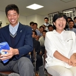 ドラフト会議で阪神から３位指名を受け、笑顔を見せる才木浩人投手（左）と母久子さん＝２０１６年１０月２０日、神戸市須磨区の須磨翔風高校