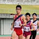 長田のエース磯部煌太郎（手前）は１年時から１区を担ってきた＝三木総合防災公園