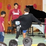 明親小の６年生とリフティングする神戸のＦＷ武藤嘉紀＝神戸市兵庫区須佐野通４の同校