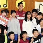 明親小の６年生と記念写真に納まる神戸のＦＷ武藤嘉紀＝神戸市兵庫区須佐野通４の同校