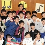 明親小の６年生と記念写真に納まる神戸のＦＷ武藤嘉紀＝神戸市兵庫区須佐野通４の同校