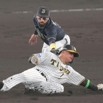 １回裏阪神１死一、三塁、大山が空振り三振の後、オリックスが森下の二盗を阻止する＝２日夜、西宮市の甲子園球場（撮影・風斗雅博）