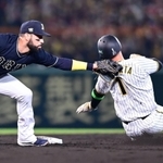 阪神-オリックス　１回阪神１死一、三塁　大山の三振後、二塁を狙った森下にタッチするオリックス・ゴンザレス＝甲子園（撮影・中西幸大）