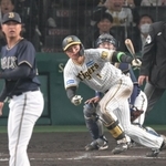 ８回阪神１死二、三塁、森下が適時三塁打を放ち、３-２と逆転する＝２日夜、西宮市の甲子園球場（撮影・風斗雅博）