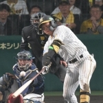 ８回阪神１死二、三塁、森下が適時三塁打を放ち、３-２と逆転する＝２日夜、西宮市の甲子園球場（撮影・風斗雅博）