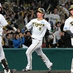 ７回阪神２死二、三塁、森下の右前打で木浪、近本が相次いで生還し５ー４と追い上げる＝甲子園球場