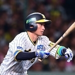 阪神-オリックス　８回裏阪神無死一、三塁　近本の右前適時打で１-２とする＝甲子園球場（撮影・中西幸大）