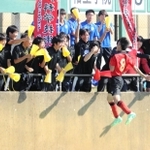 神戸科技-相生学院　前半、２点目を奪った神戸科技の水谷を祝福する応援団