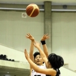 女子準決勝・神戸龍谷－宝塚西　第４クオーター、マークをかいくぐり、シュートを放つ神戸龍谷の桜井奈