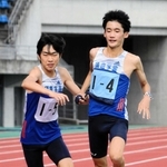 男子・須磨学園は神戸地区予選４区で区間新記録を樹立した折田壮太（右）が引っ張る。左は藤岡孝太郎＝三木総合防災公園陸上競技場須磨学園