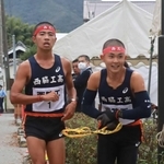 男子・西脇工は東播地区予選２区を走った上田航大（右）ら昨年の優勝メンバーが残る。左は北本瑞希＝西脇市総合市民センター西脇工