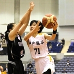 女子準決勝・神戸龍谷－宝塚西　第４クオーター、ゴール下に攻め込む神戸龍谷の河野（撮影・初鹿野俊）