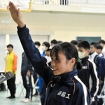 開会式で選手宣誓をする女子・西脇工の塩崎彩理主将