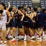 男子決勝・報徳-育英　１点差の勝利で６年ぶりの優勝を決め、喜ぶ育英の選手たち（撮影・中西幸大）