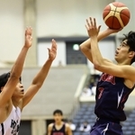 男子決勝・報徳-育英　第３クオーター、育英・竹本のシュートが決まり、４７-４２とする（撮影・中西幸大）