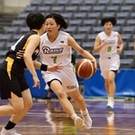 三田松聖-神戸龍谷　第１クオーター、ドリブルで攻める三田松聖の東奈＝神戸市須磨区、グリーンアリーナ神戸（撮影・中西幸大）