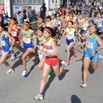 勢いよくスタートする女子の選手ら＝丹波篠山市内（撮影・斎藤雅志）