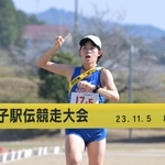 右手を挙げながらゴールする須磨学園の５区・黒田奈那＝５日、丹波篠山市、篠山鳳鳴高校（撮影・斎藤雅志）