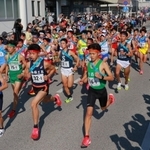 勢いよくスタートする男子の選手ら＝丹波篠山市内（撮影・秋山亮太）