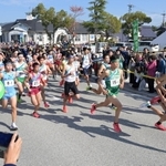 勢いよくスタートする男子の選手ら＝丹波篠山市内（撮影・斎藤雅志）