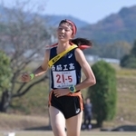 ２位でゴールする西脇工の５区・山本心愛＝丹波篠山市、篠山鳳鳴高校（撮影・斎藤雅志）