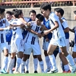 神戸弘陵-三田学園　後半、混戦から先制点を決め、祝福される神戸弘陵の佐波（中央）＝撮影・中西幸大